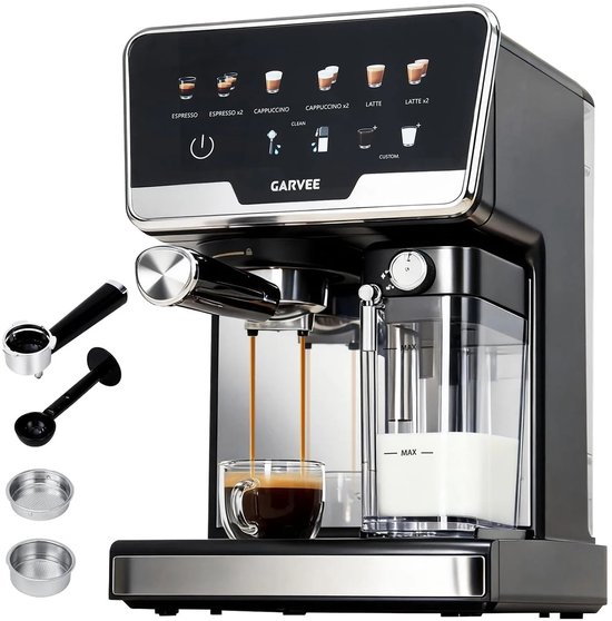 Zwarte espresso machine met RVS accenten. Bovenkant met touchscreen bedieningspaneel met pictogrammen voor Espresso, Cappuccino, Latte en meer. Uitloop met twee koffiestromen in een glazen mok. Naast de uitloop staat een melkreservoir.