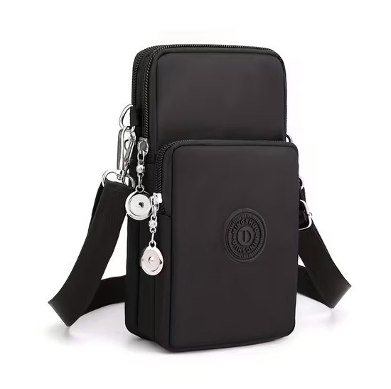 Zwarte nylon crossbody tas met metalen ritsen en bedeltjes.