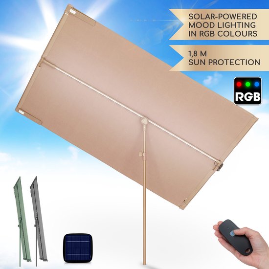 Beige parasol in de zon, met LED-verlichting en zonnepaneel. Afmetingen 1,8m zonbescherming. Twee parasols in het groen en grijs, een zonnepaneel en afstandsbediening.