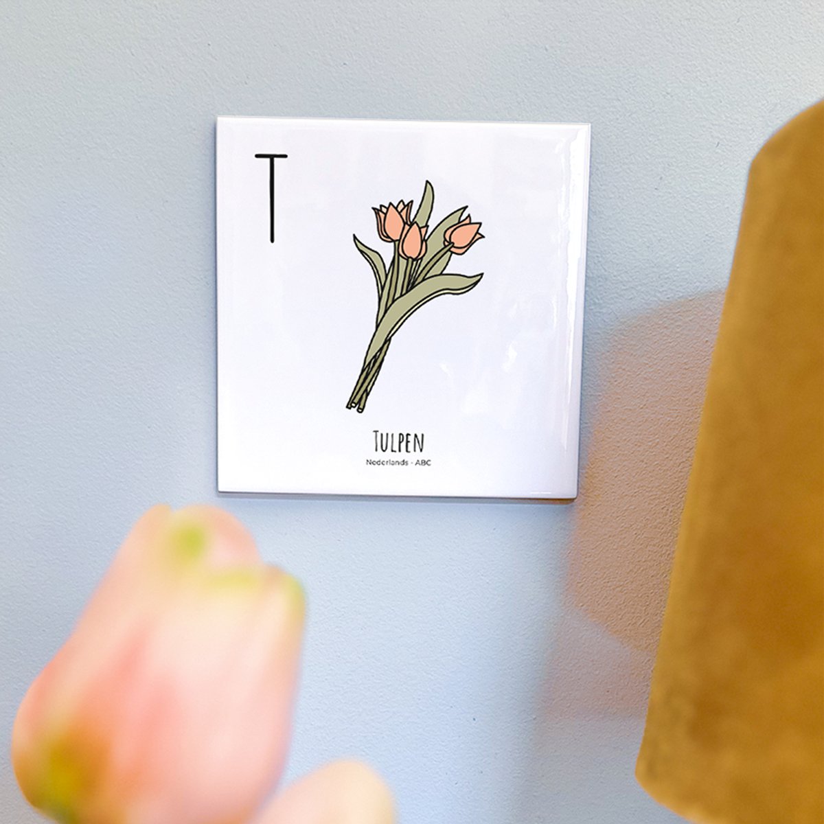 Tulpen - ABC tegeltje Nederland - Keramiek met Handgetekende Illustratie - Wanddecoratie - Woondecoratie - Relatiegeschenk - Souvenir - 10,8 x 10,8 cm