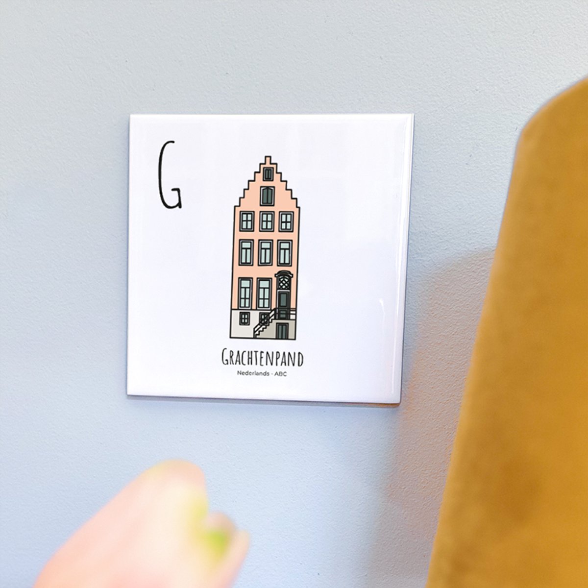 Grachtenpand - ABC tegeltje Nederland - Keramiek met Handgetekende Illustratie - Wanddecoratie - Woondecoratie - Relatiegeschenk - Souvenir - 10,8 x 10,8 cm