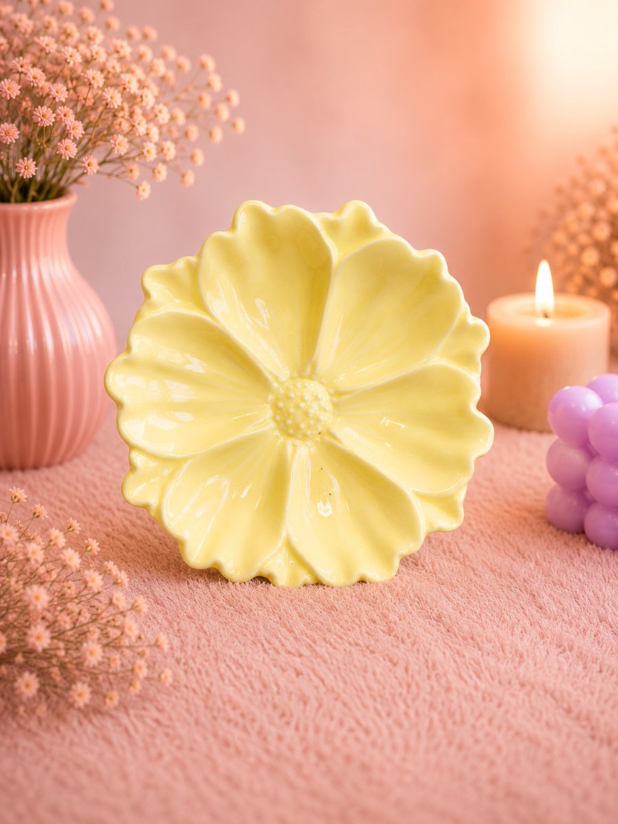 Bloom Petal Bord | Viva Femme | Bord | Servies | Serveerbord | Decoratie | Cadeau | Wonen | Vrolijk | Zomer | Zacht geel | Sierlijk | Bloemvorm | Moederdag