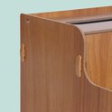 Detail van houten bureau organizer met lichtbruine verbindingsstukken.