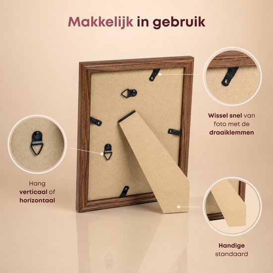 Achterkant van een bruine houten fotolijst met draaiklemmen voor het wisselen van foto's en een handige standaard.