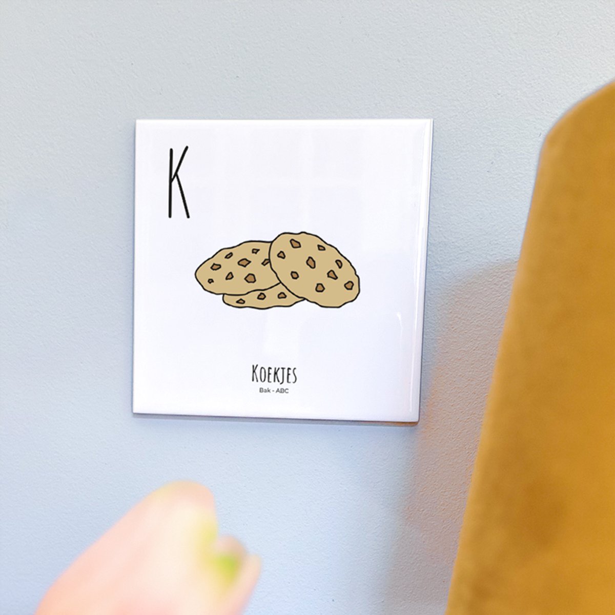 Koekjes - ABC tegeltje Bakken - Keramiek met Handgetekende Illustratie - Wanddecoratie - Woondecoratie - Relatiegeschenk - Souvenir - 10,8 x 10,8 cm