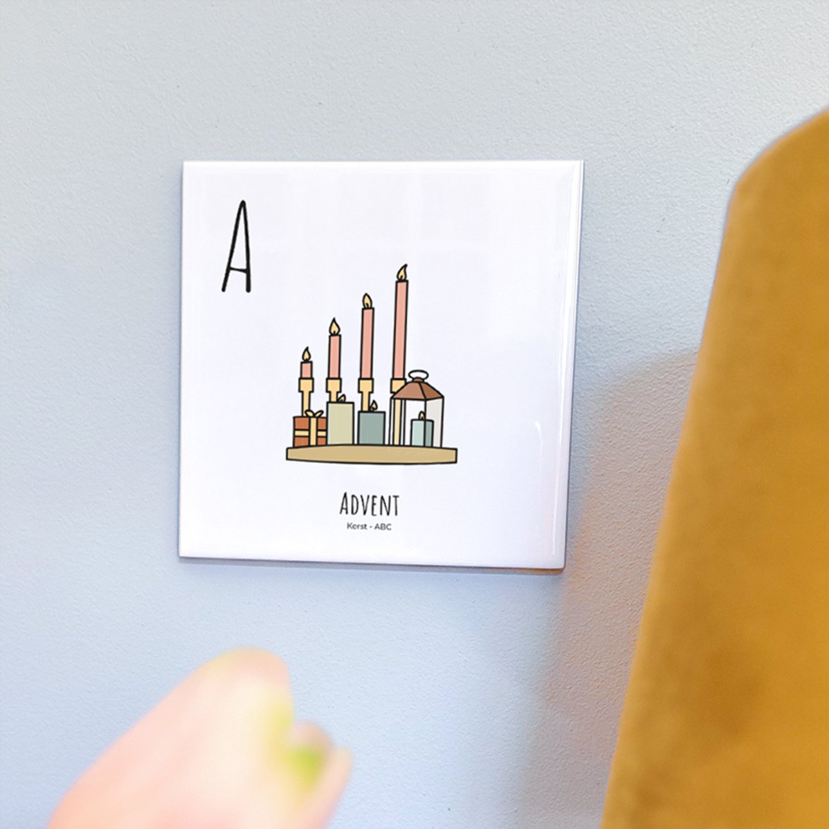 Advent - ABC tegeltje Kerst - Keramiek met Handgetekende Illustratie - Wanddecoratie - Woondecoratie - Relatiegeschenk - Souvenir - 10,8 x 10,8 cm