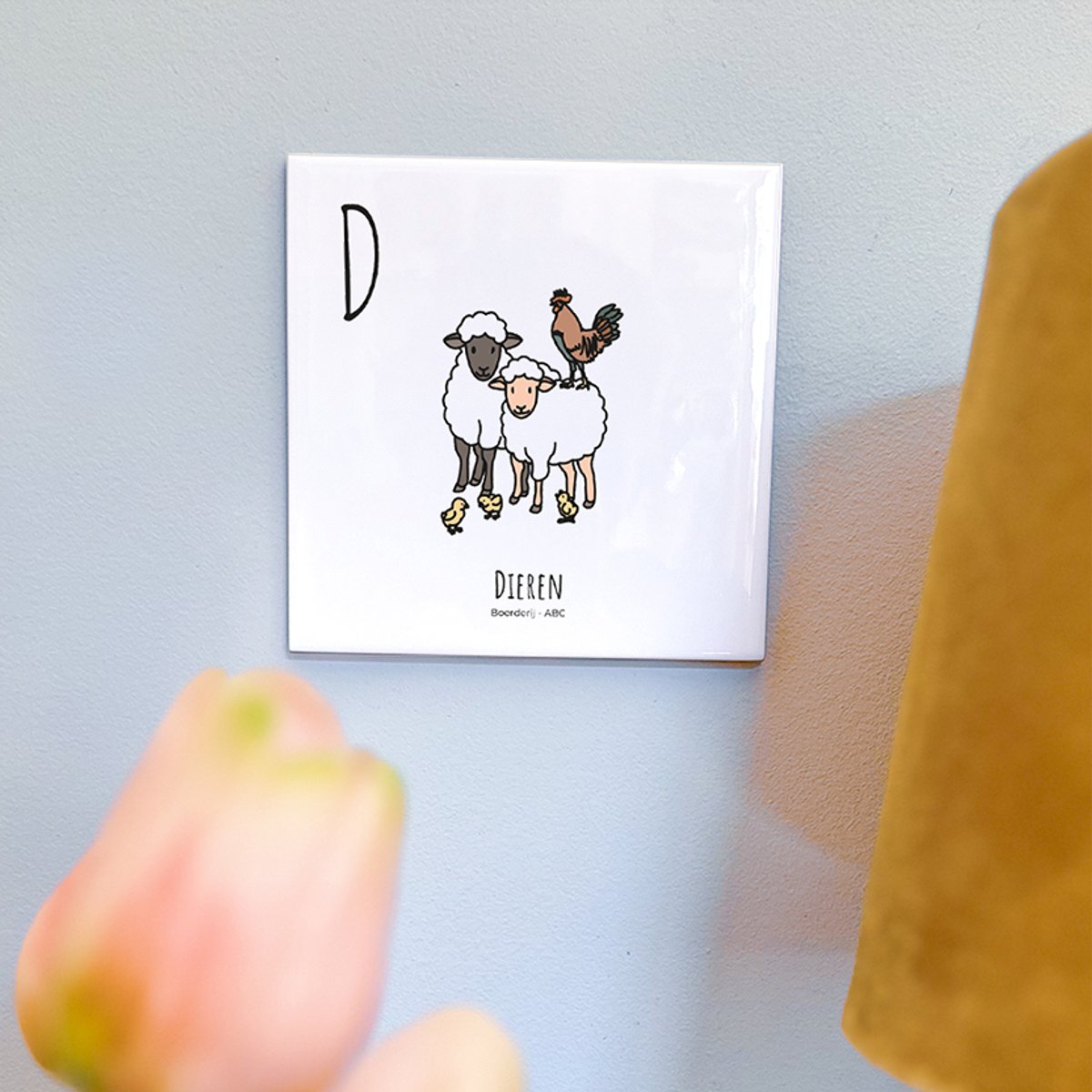 Dieren - ABC tegeltje Boerderij - Keramiek met Handgetekende Illustratie - Wanddecoratie - Woondecoratie - Relatiegeschenk - Souvenir - 10,8 x 10,8 cm