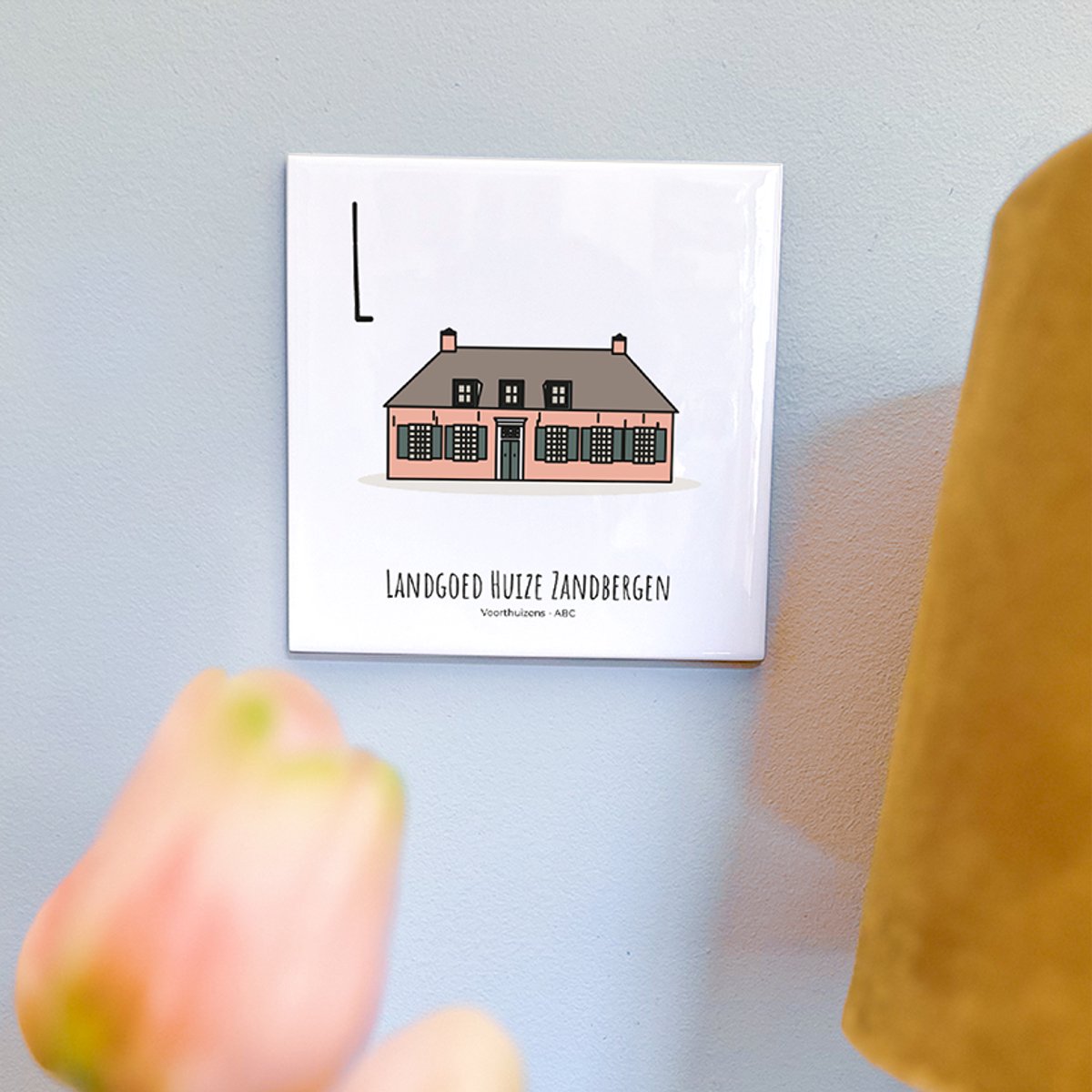 Landgoed Huize Zandbergen - ABC tegeltje Voorthuizen - Keramiek met Handgetekende Illustratie - Wanddecoratie - Woondecoratie - Relatiegeschenk - Souvenir - 10,8 x 10,8 cm