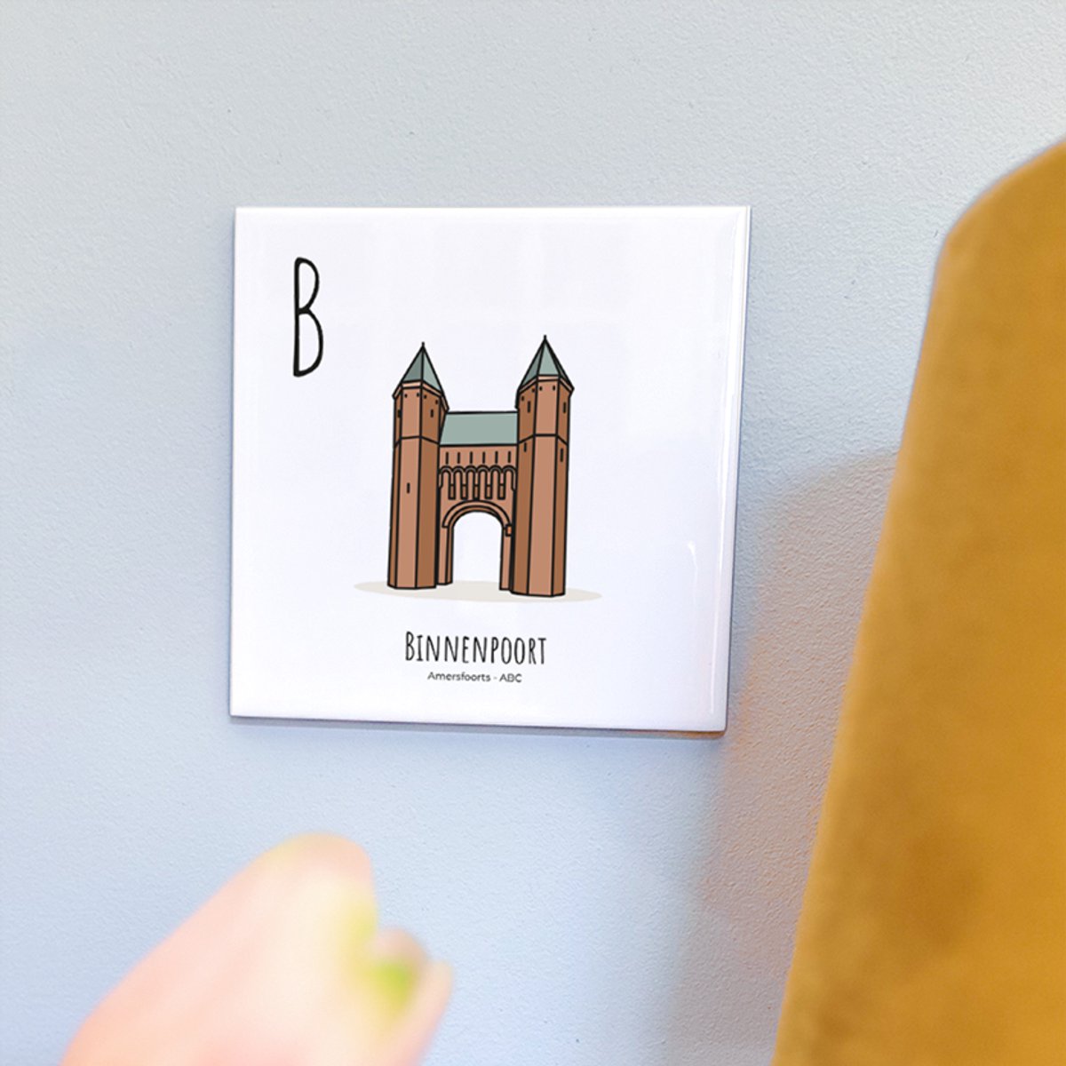Binnenpoort - ABC tegeltje Amersfoort - Keramiek met Handgetekende Illustratie - Wanddecoratie - Woondecoratie - Relatiegeschenk - Souvenir - 10,8 x 10,8 cm