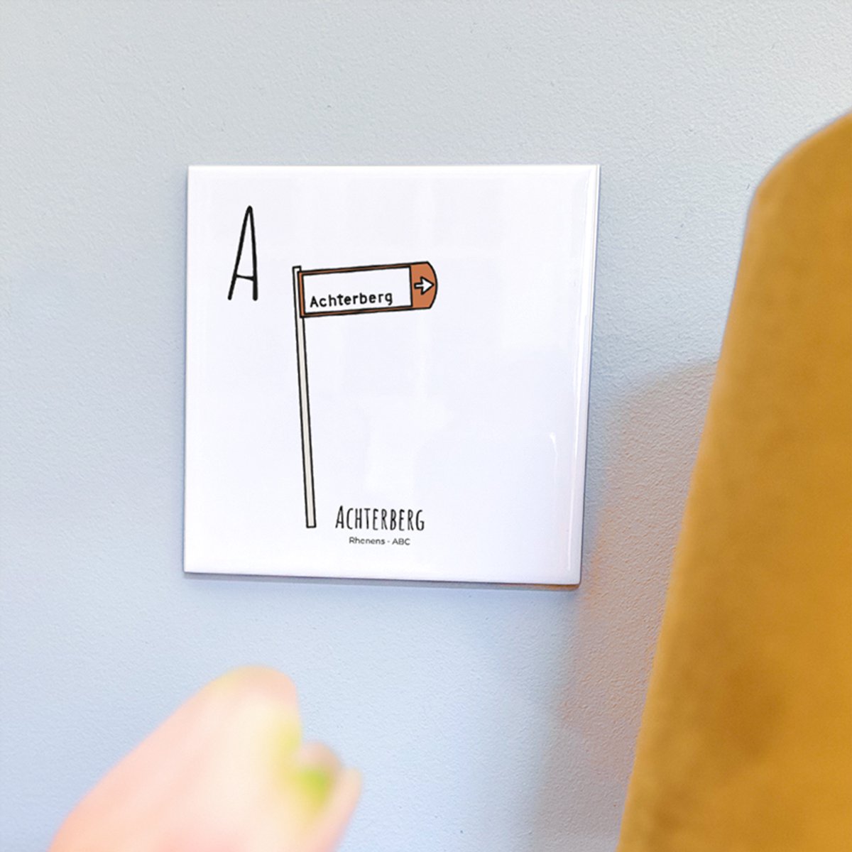 Achterberg - ABC tegeltje Rhenen - Keramiek met Handgetekende Illustratie - Wanddecoratie - Woondecoratie - Relatiegeschenk - Souvenir - 10,8 x 10,8 cm