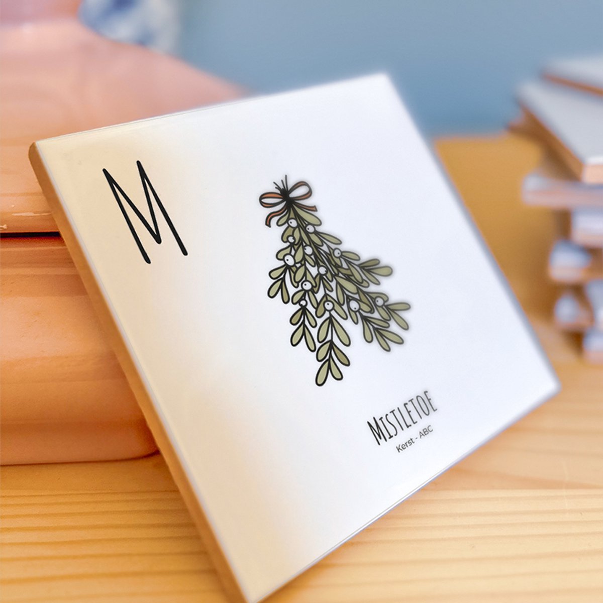 Mistletoe - ABC tegeltje Kerst - Keramiek met Handgetekende Illustratie - Wanddecoratie - Woondecoratie - Relatiegeschenk - Souvenir - 10,8 x 10,8 cm
