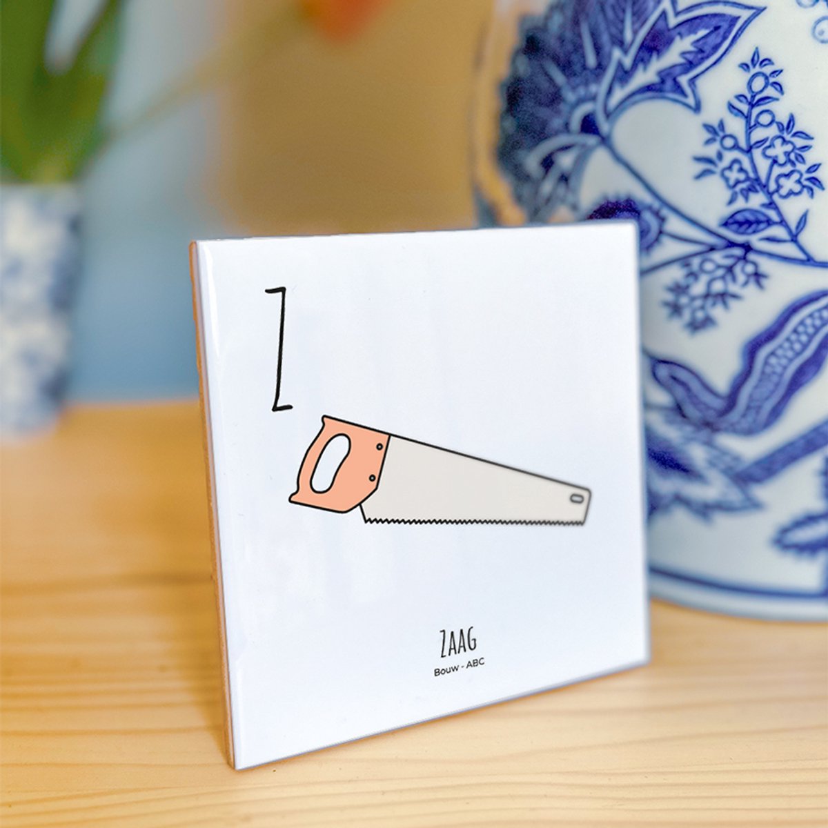 Zaag - ABC tegeltje Bouwen - Keramiek met Handgetekende Illustratie - Wanddecoratie - Woondecoratie - Relatiegeschenk - Souvenir - 10,8 x 10,8 cm