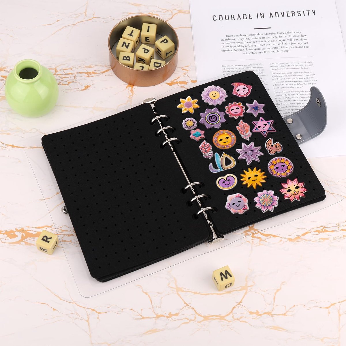 A5 Geëmailleerde Pin-Displayboek, 8 Pagina's Tellende Pincollectie-Displayhouder met Transparante PVC-Hoes Broche-Opbergorganizer Draagbaar Handelsboek voor Broches en Badges (Zwart)