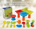 Grijze doos met de tekst 'MERCONSER BEACH TOY', een kleurrijke zand- en watertafel met krukje en losse accessoires zoals schepjes en vormpjes.