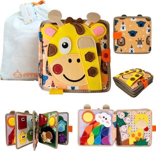 Un livre d'activités en tissu avec une grande tête de girafe sur le devant et diverses impressions joyeuses. Sac de rangement blanc inclus.