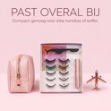 Compacte set met 5 paar magnetische valse wimpers, roze etui, eyeliner en applicator, naast een roze toilettas.