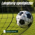 Voetbal in het net van een geel Umbro voetbaldoeltje. Tekst 'Langdurig speelplezier' en 'Polyester materiaal'.