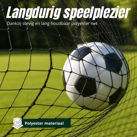 Voetbal in het net van een geel Umbro voetbaldoeltje. Tekst 'Langdurig speelplezier' en 'Polyester materiaal'.