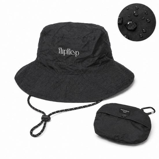 Zwarte bucket hat met 'flipflop' logo, waterdruppels op stof en compact opbergtasje met karabijnhaak.