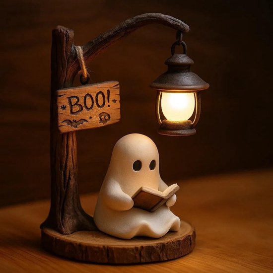 Wit spookje met zwart-witte ogen dat een boek leest, onder een hangende lantaarn, naast een bord met "BOO!".