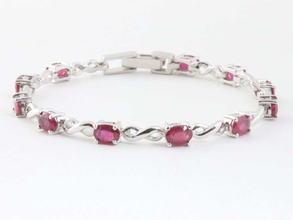 Zilveren tennisarmband met robijn