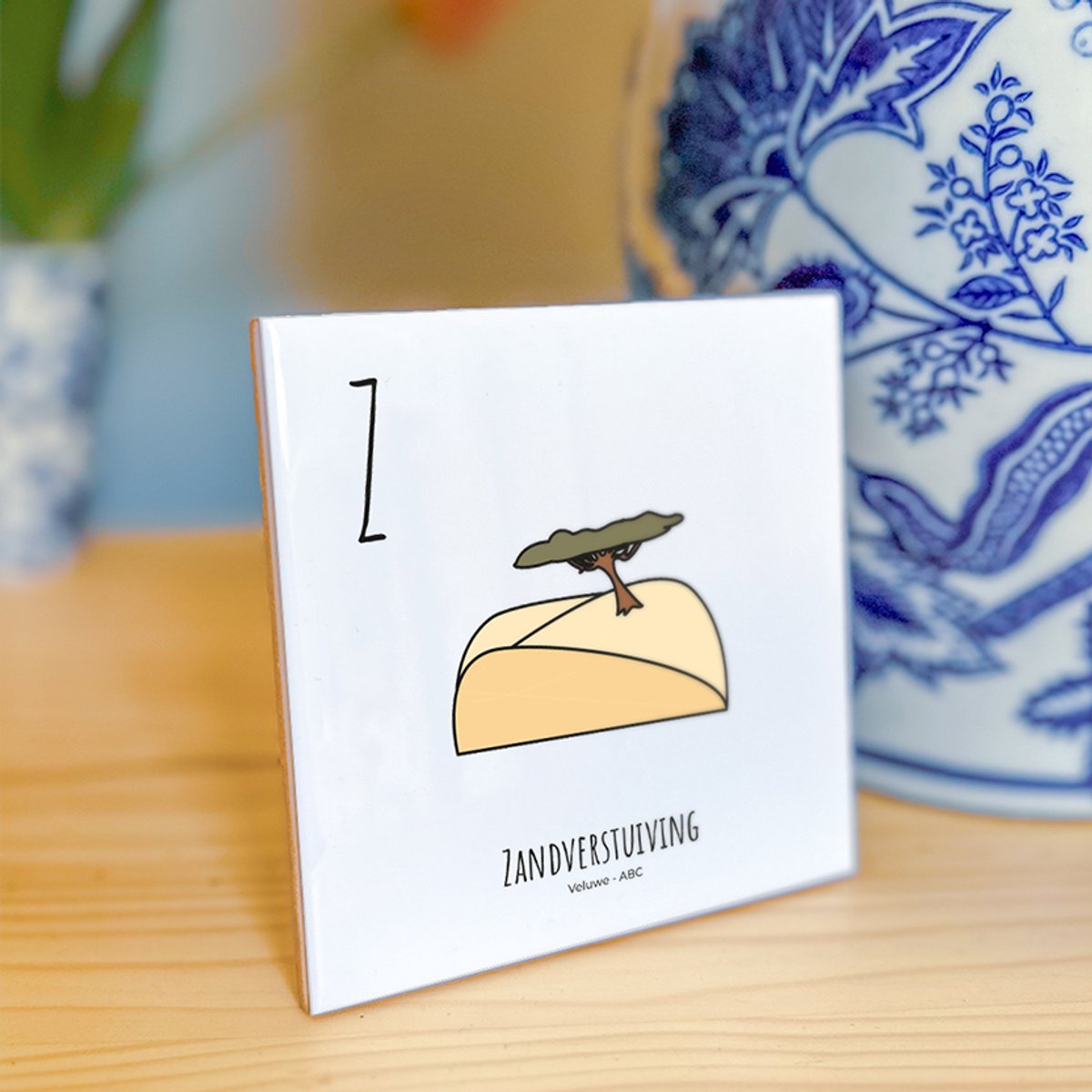 Zandverstuiving - ABC tegeltje Veluwe - Keramiek met Handgetekende Illustratie - Wanddecoratie - Woondecoratie - Relatiegeschenk - Souvenir - 10,8 x 10,8 cm