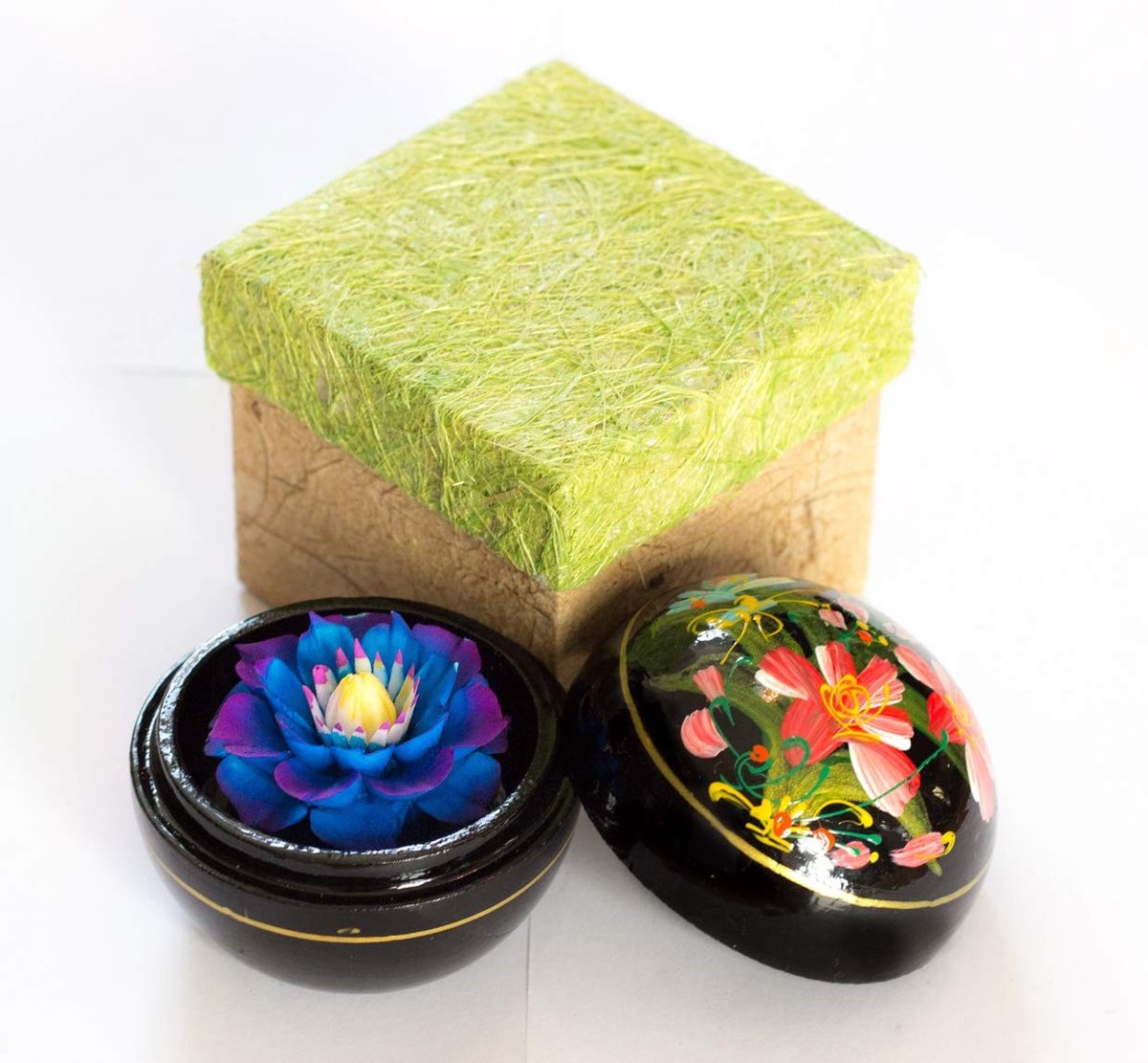 Omgoods - Handgemaakte Bloemzeep in Mango Houten Doos, 8 x 8 x 8 cm