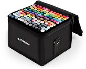 Zwarte opbergtas met deksel open, vol met 122 kleurrijke alcohol markers. STARKSØN® logo op de voorkant.