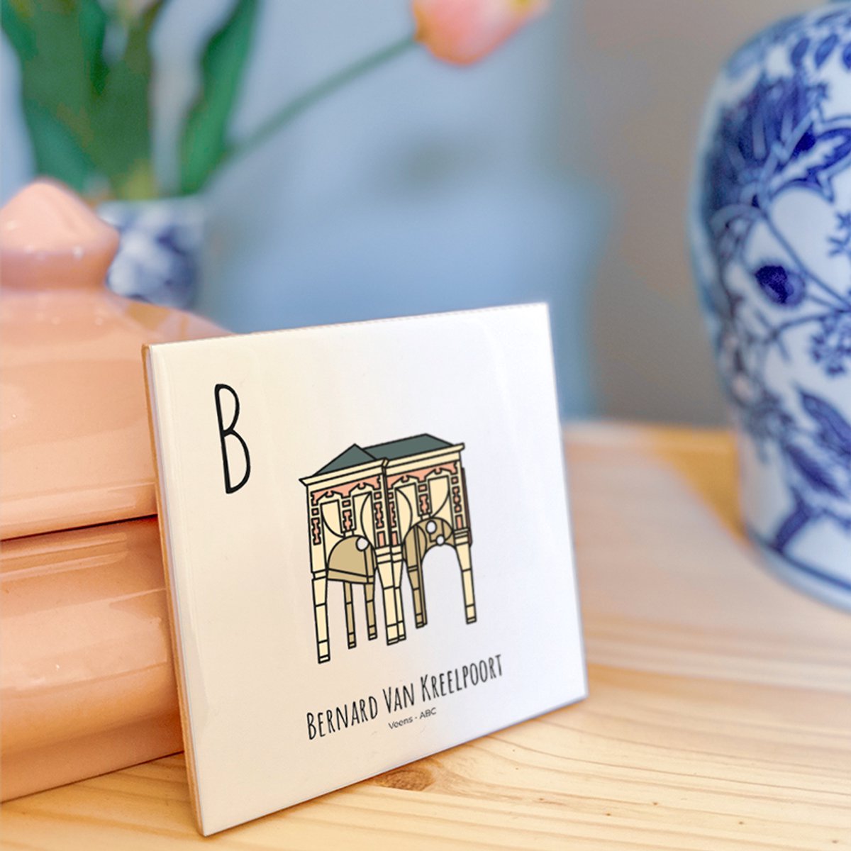 Bernard van Kreelpoort - ABC tegeltje Veenendaal - Keramiek met Handgetekende Illustratie - Wanddecoratie - Woondecoratie - Relatiegeschenk - Souvenir - 10,8 x 10,8 cm