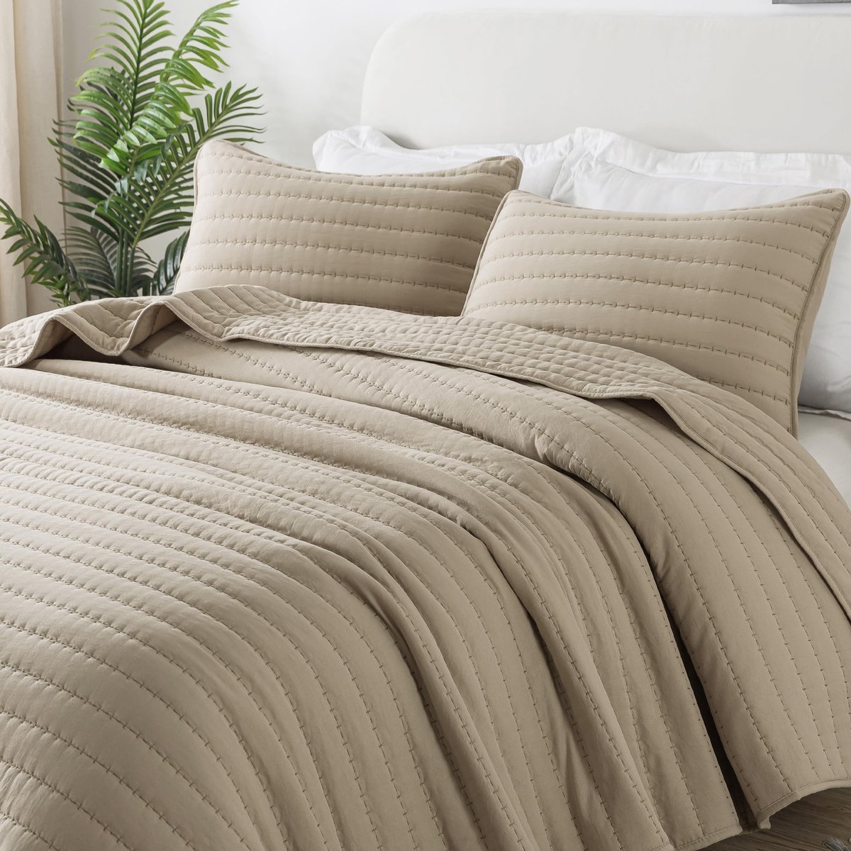 Omgoods - Gequilt Bedsprei - Zacht en Ademend voor Elk Seizoen (Beige, 270 x 300 cm)