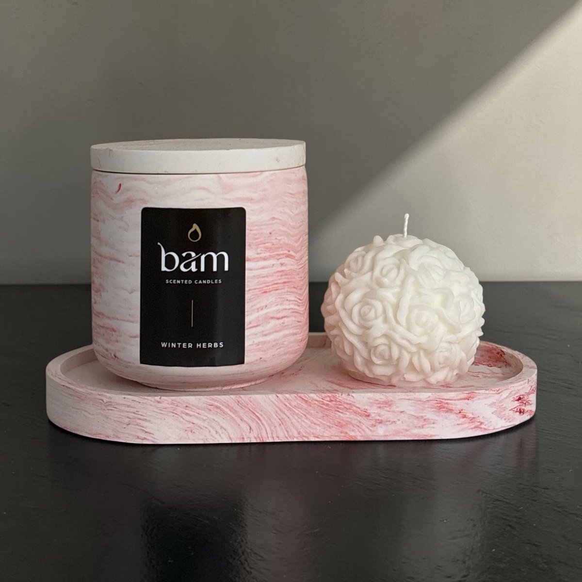 BAM Kaarsen Winter Herbs Geschenkset – Geurkaars 140 g met Houten Lont – Handgemaakte Rozenkaars en Rood Gemarmerd Ovaal Schaaltje
