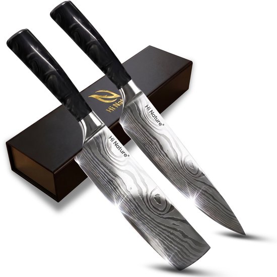 Twee HI NATURE koks- en nakirimessen met Damascus patroon, zwart handvat, in geschenkdoos.