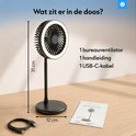 Zwarte tafelventilator (31cm hoog, 12cm breed) met LED-ring, USB-kabel en handleiding.