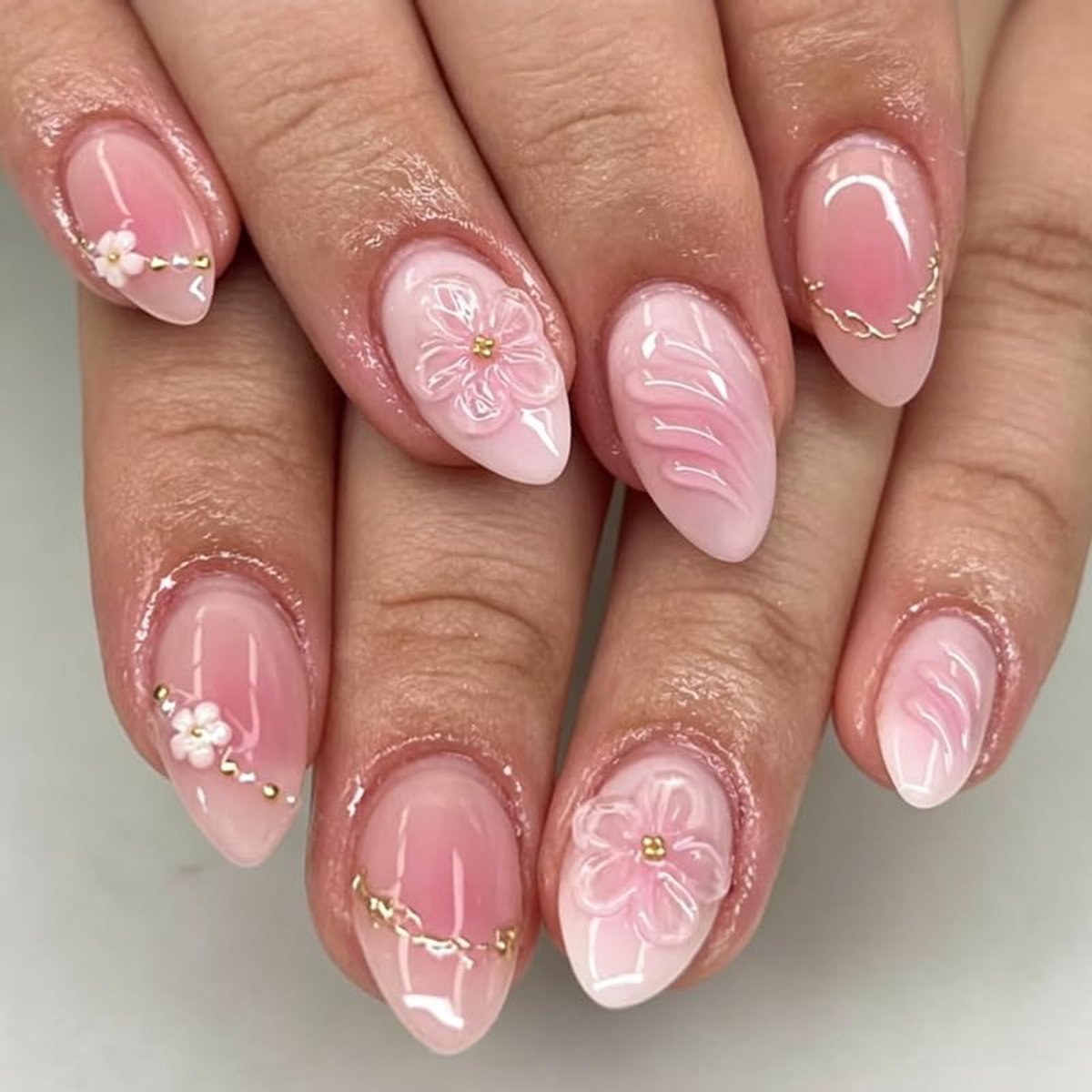 on Nails Korte amandelroze 3D bloemen bloemen goud gestreept ontwerp korte amandel nepnagels, roze bloem twill zoete zomer INS kunstmatige kunstnagels