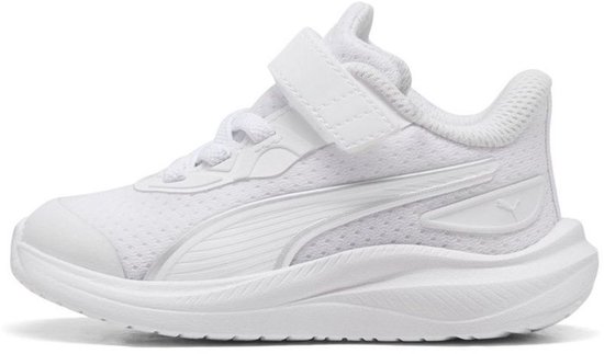 Witte kindersportschoen van Puma met klittenbandsluiting, veters en gestreept logo op de zijkant.