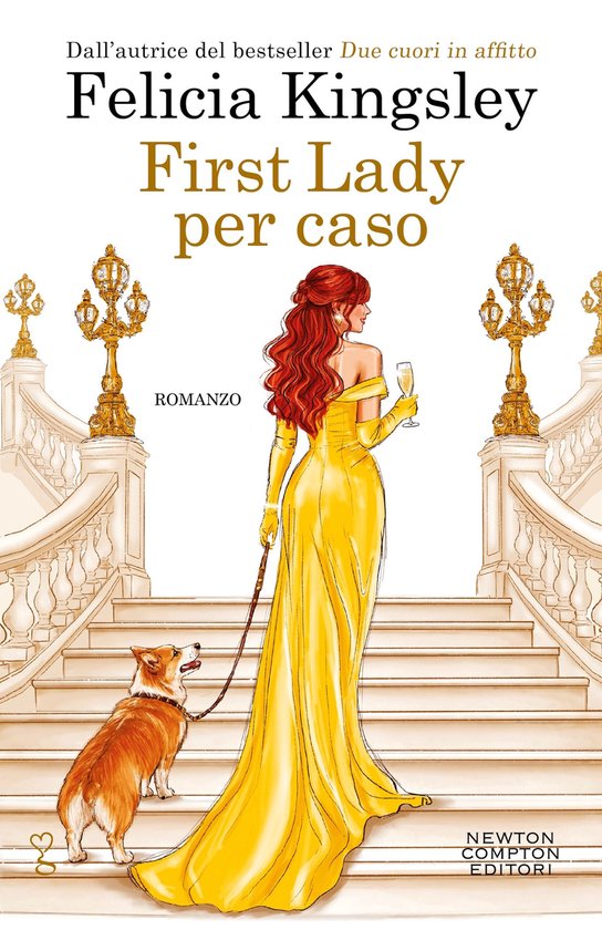 Une femme aux cheveux roux, vêtue d'une robe jaune, se tient sur un escalier avec un chien en laisse.