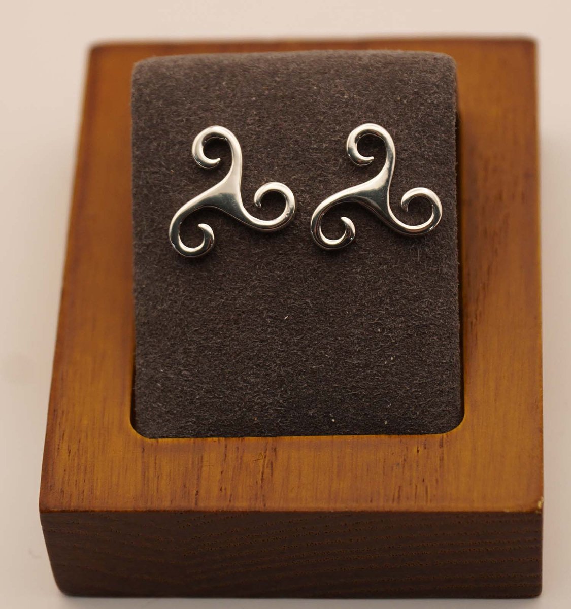 Sterling zilveren oorknopjes triskel - zilveren triskilion oorknoppen - oorbellen van een knoop - celtic oorbellen - keltische oorknoppen gemaakt van 925 zilver - oorstekers keltisch - celtic stekers voor in oren
