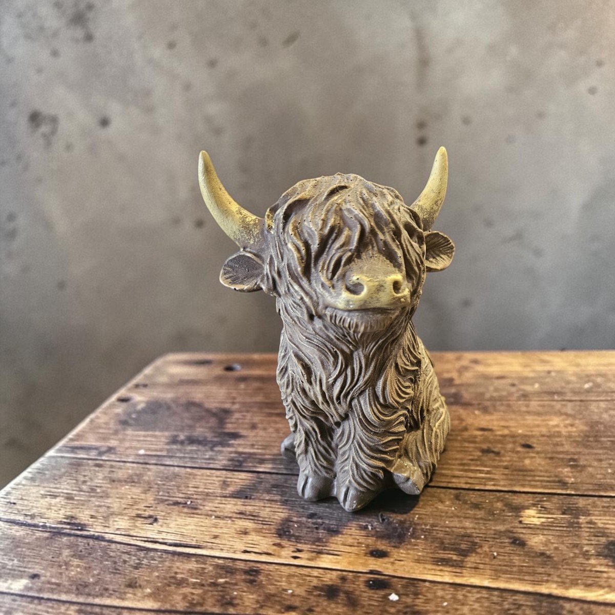 Countryfield Schotse Hooglander Beeld 14 cm – Highland Cow – Koe Beeld – Polystone – Bruintinten – Landelijke Woondecoratie – Cadeau voor Koeienliefhebber
