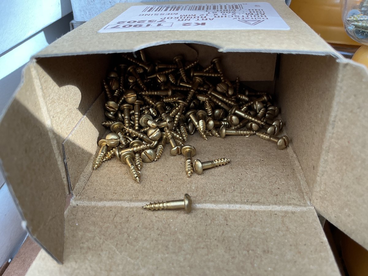 Houtschroef rondkop messing 2.5 x 12 mm lang. din 96 Deltafix. 200 stuks.