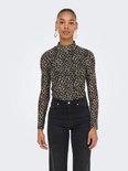 Een model draagt een nauwsluitende mesh top met panterprint en lange mouwen.