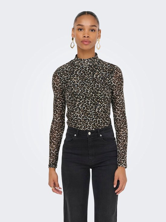 Een model draagt een nauwsluitende mesh top met panterprint en lange mouwen.