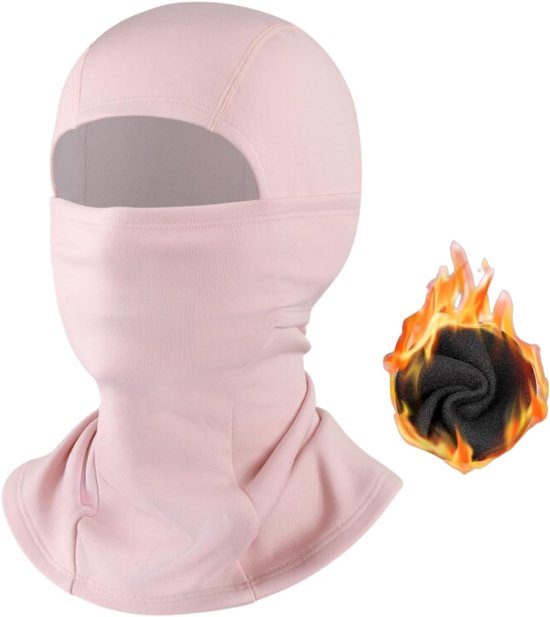 Roze bivakmuts met zwarte fleece voering die warmte suggereert.