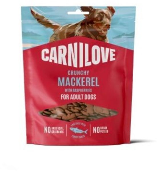 Rode verpakking van Carnilove met een afbeelding van een hond. De tekst 'CRUNCHY MACKEREL WITH RASPBERRIES FOR ADULT DOGS' staat erop.