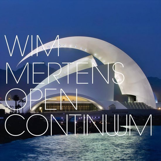 Architecture blanche moderne avec le texte Wim Mertens Open Continuum.
