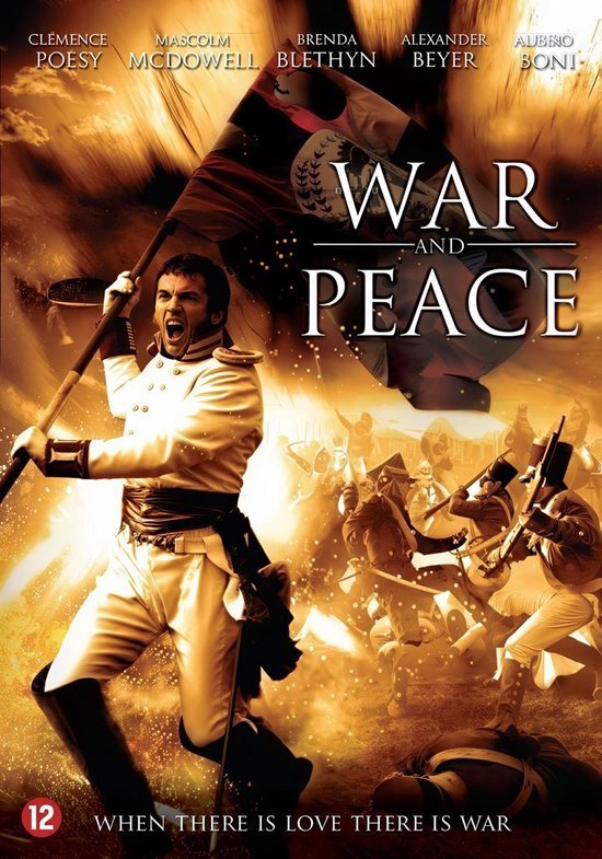 Een man in een wit militair uniform met een vlag in de lucht, tijdens een veldslag. Titel: War and Peace.