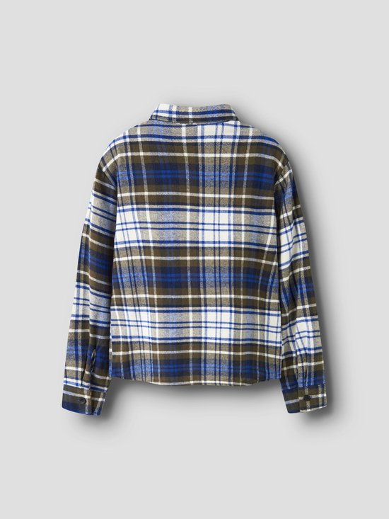 Achterzijde van een olijfgroen, blauw en wit geruit overshirt met lange mouwen.