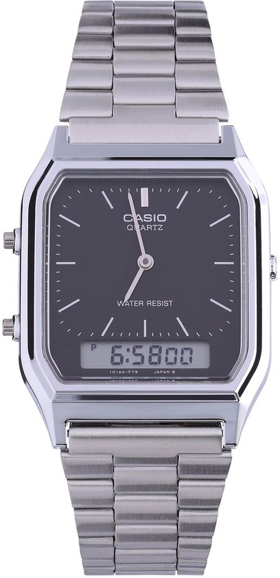 Zilverkleurig metalen horloge met zwart vierkant display. 'CASIO QUARTZ WATER RESIST' tekst. Digitale tijd 6:58'00.