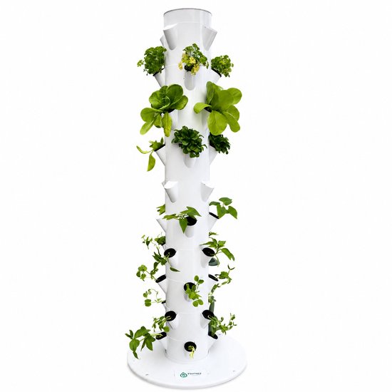 Witte, verticale kweekkolom met diverse planten, op een witte achtergrond.