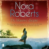 Boek "De blauwe diepte" van Nora Roberts. Een vrouw staat op een rots aan zee bij zonsondergang.
