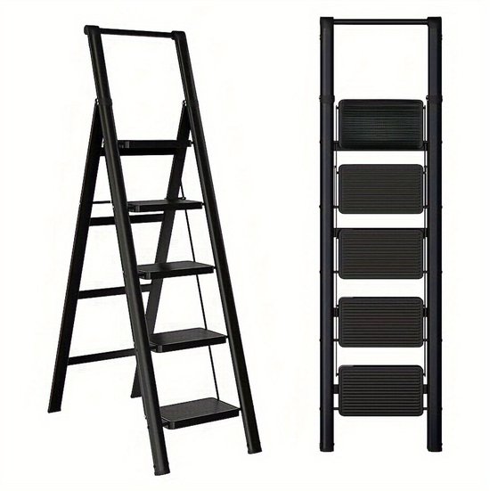 Zwarte opvouwbare trapladder met 5 brede treden en antislip oppervlak. In opengeklapte en gesloten toestand.